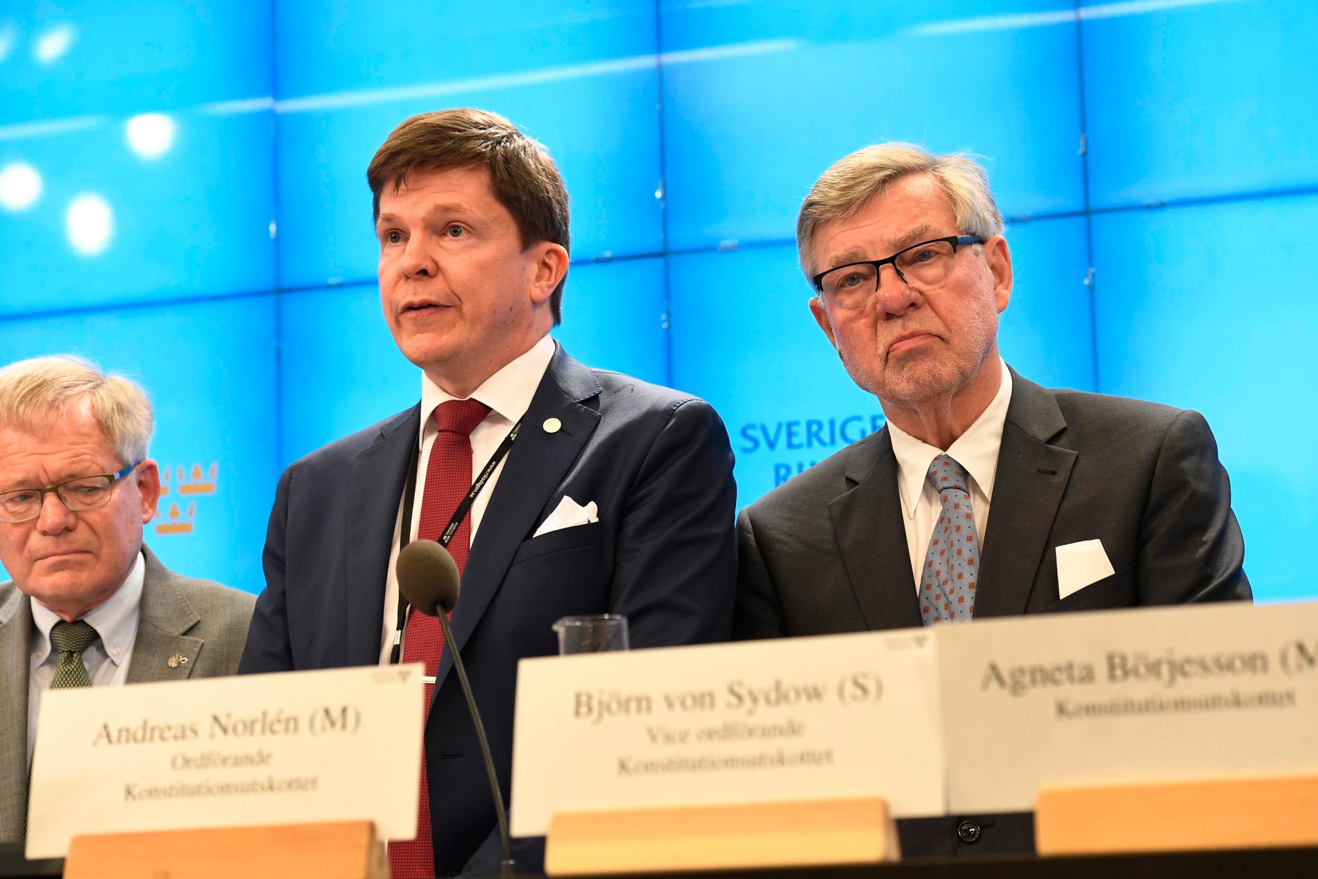 Per-Ingvar Johnsson (C), ordförande Andreas Norlén (M) och Björn von Sydow (S) om dagens prickning i KU.