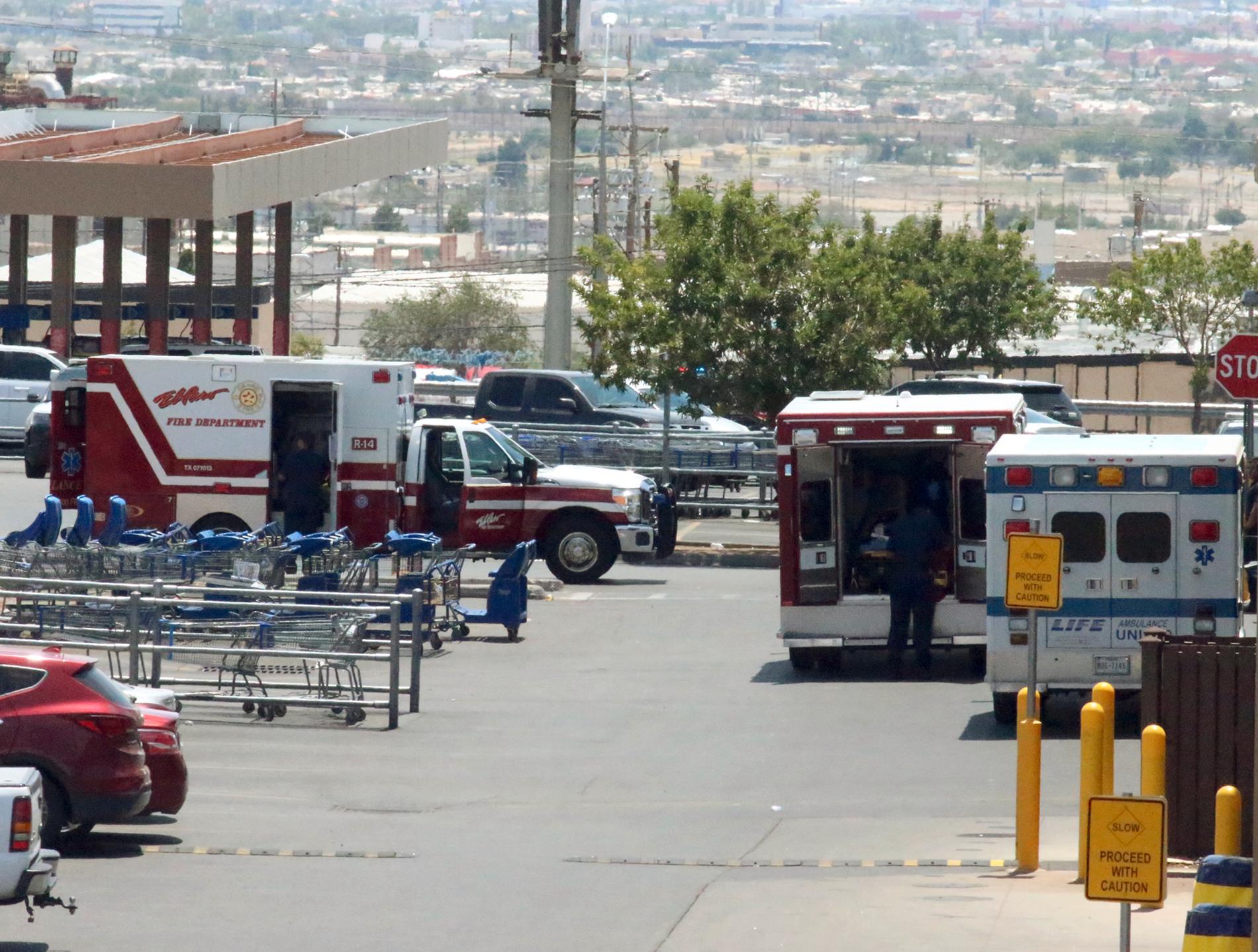Ambulanser vid en parkering nära köpcentret i El Paso, Texas, där masskjutningen ägde rum den 3 augusti 2019. 