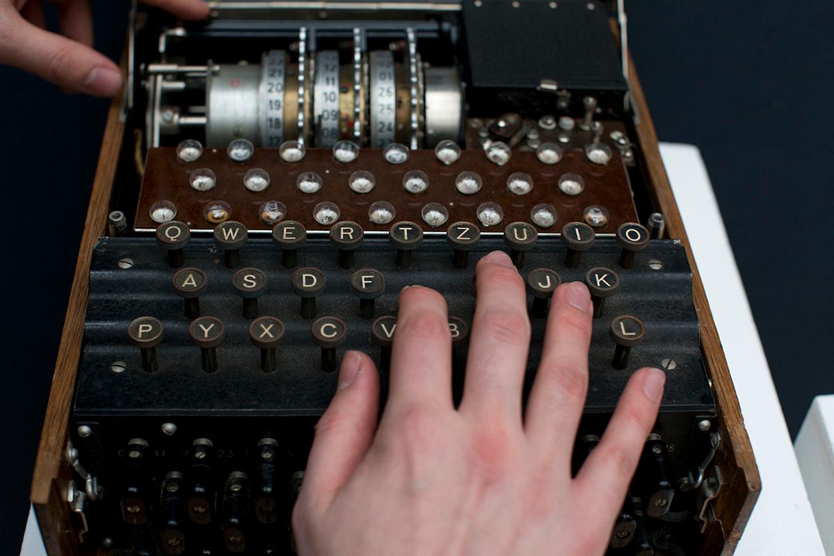 ...tyskarnas Enigma-kod.