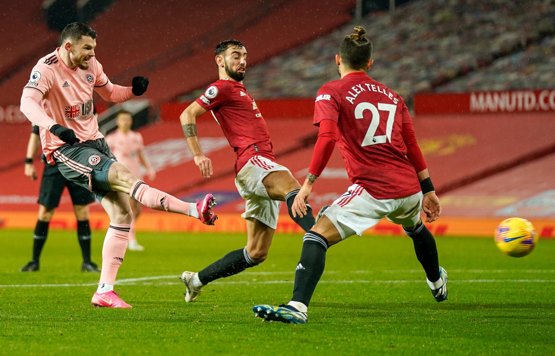 Sheffield Uniteds Oliver Burke sätter segermålet, 2–1, borta mot Manchester United.