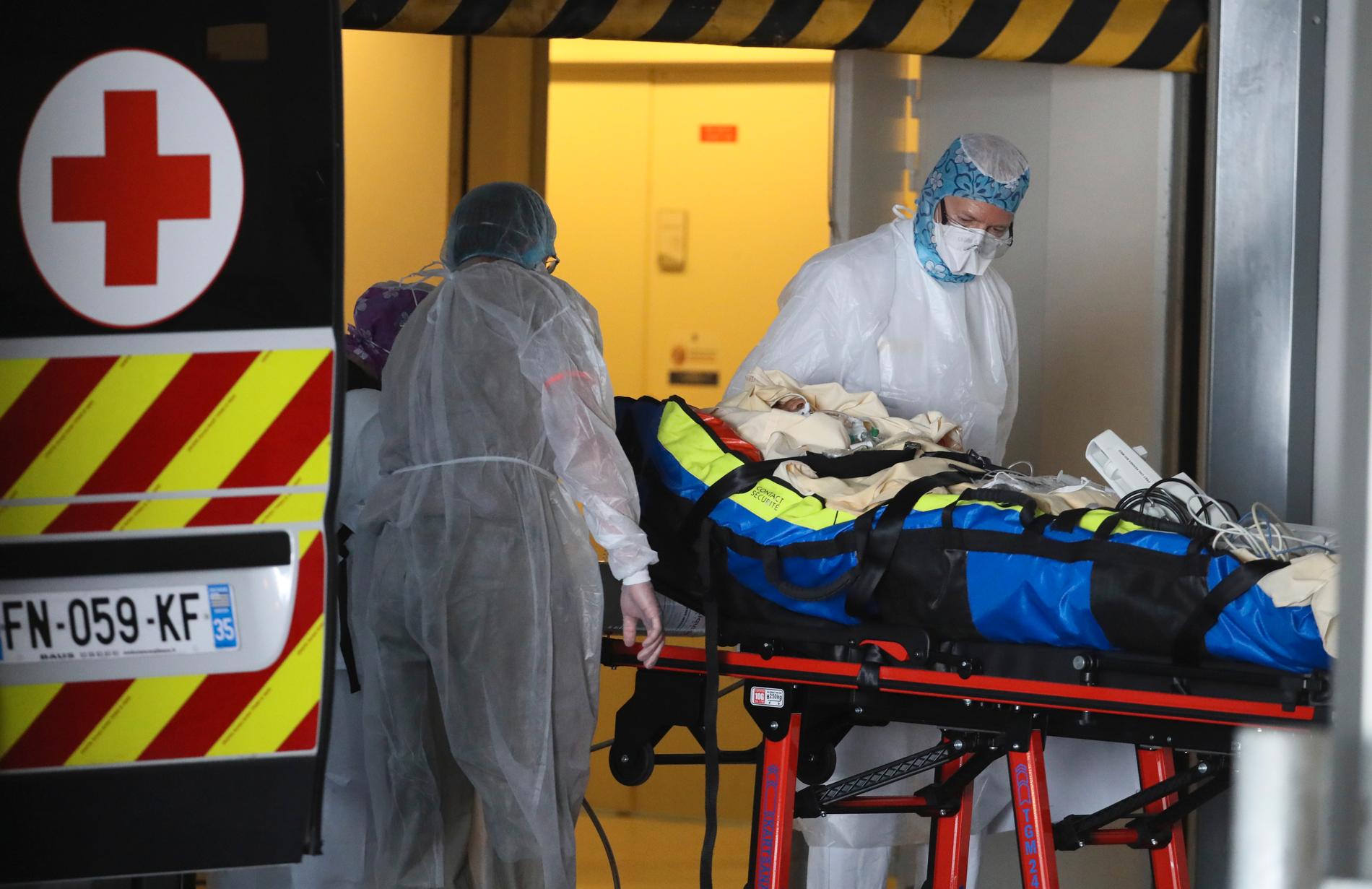 Dödstalet i Frankrike med koppling till coronapandemin är över 8 000, enligt regeringens senaste beräkning på söndagen.