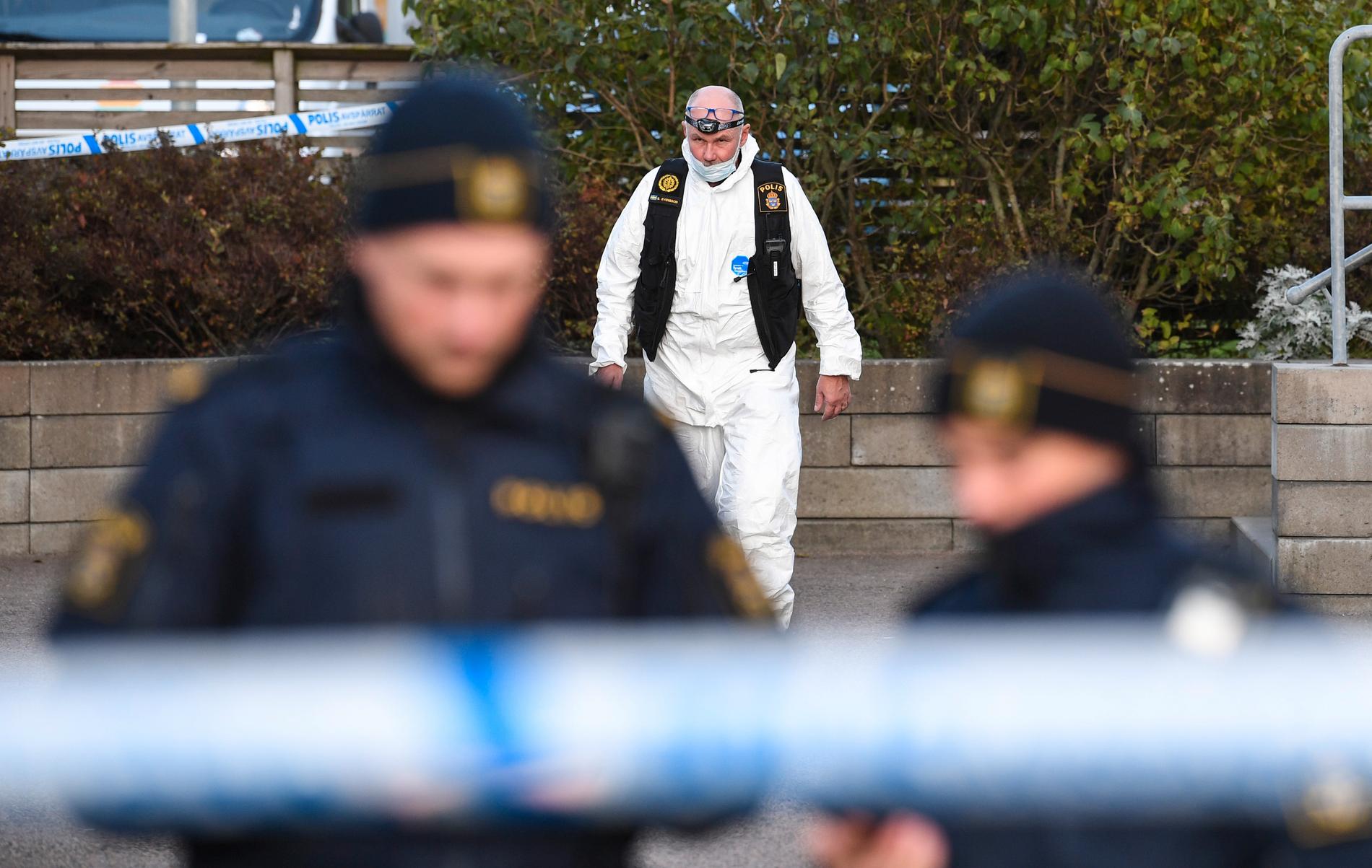 Polis och kriminaltekniker utanför flerfamiljshuset i Arlöv där paret hittades i en lägenhet i början av oktober. Arkivbild.