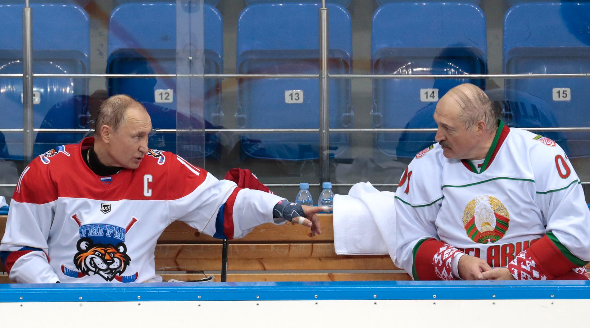 Belarus president Aleksandr Lukasjenko (till höger i bild) intill Rysslands president Vladimir Putin i en ishockeyrink i ryska Sotji i fjol. Arkivbild.