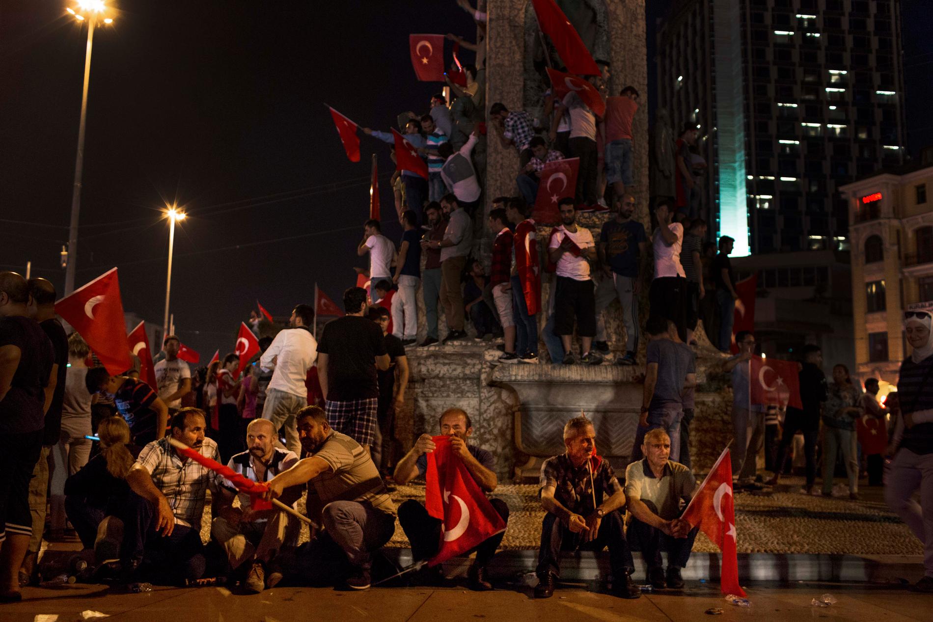 Det är tydligt att regimen vill samla så många anhängare som möjligt på Taksimtorget.