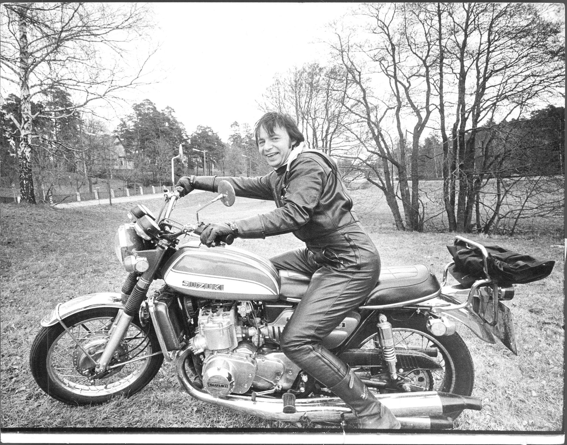Jerry Williams kör motorcykel 1974.