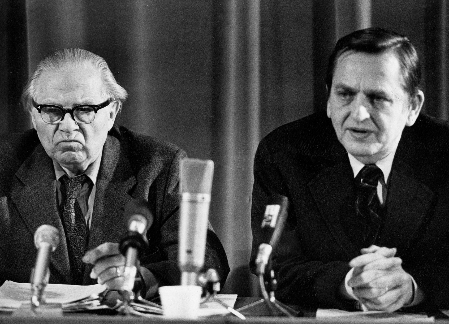 Gunnar Sträng, finansminister i 21 år, tillsammans med Olof Palme.  Bilden är tagen under en presskonferens 1976.