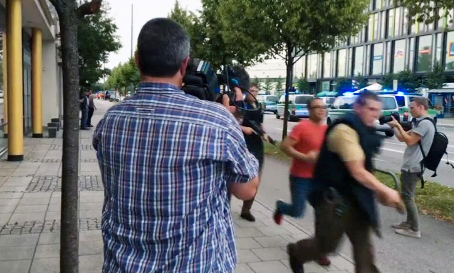 Nio personer sköts ihjäl vid ett köpcenter i centrala München. Ett tjugotal skadades allvarligt, varav flera av dem barn