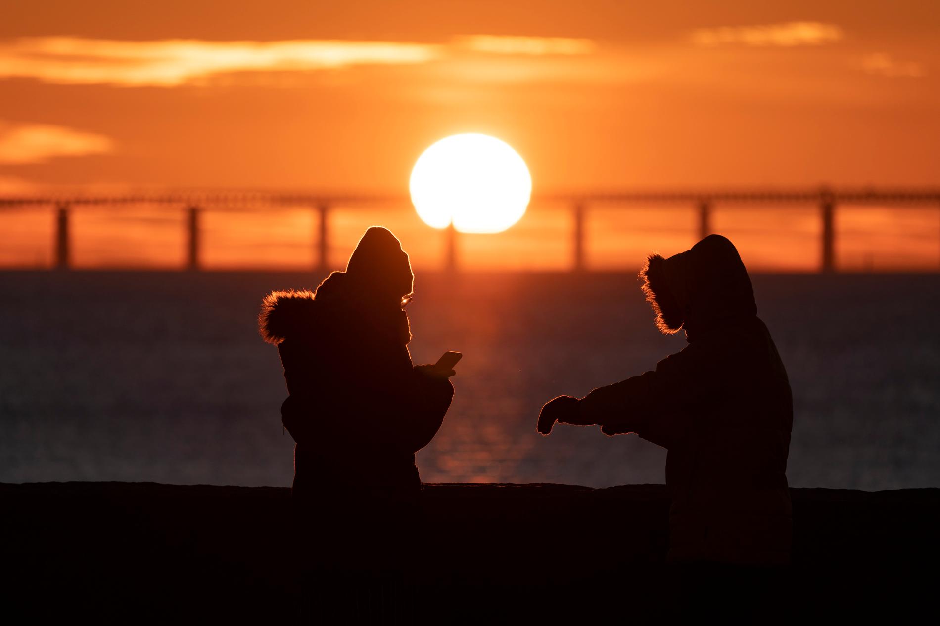 Solen går ner bakom Öresundsbron den 1 februari 2021.