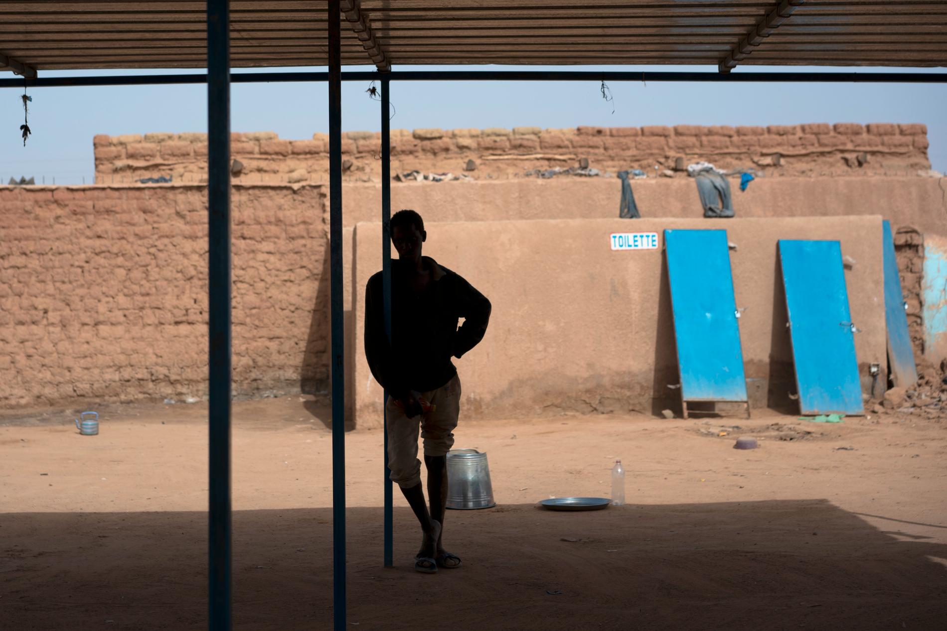 Flyktingar väntar på att få komma vidare från ett transitcenter i Arlit, Niger. Arkivbild.