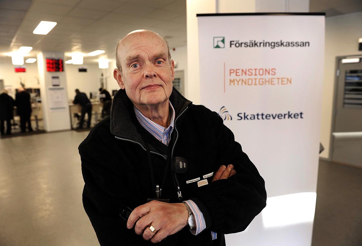 Stänger Hans Hellmark, servicehandläggare på Försäkringskassan i Sundbyberg, tror att nedbantningen kommer att resultera i att människor kommer att få vänta längre på att få ersättning. ”Vi hjälper ju till med att fylla i olika blanketter”, säger han.