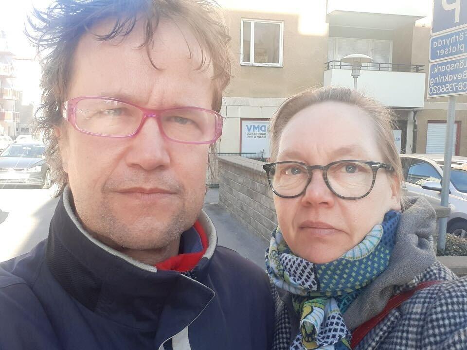Per Sternbeck och Sanna Rantamäki åkte till Arlanda tidigt för att hamna långt fram i kön. Men de fick vända hem igen. 