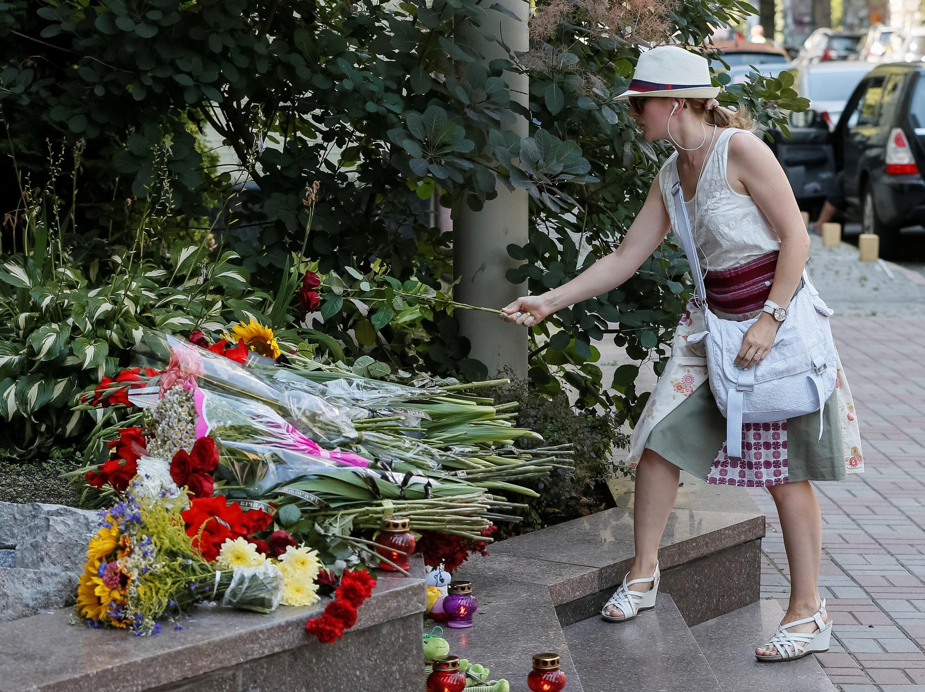 En kvinna lägger ut en blomma för att hedra offren i attacken på Promenade des Anglais.