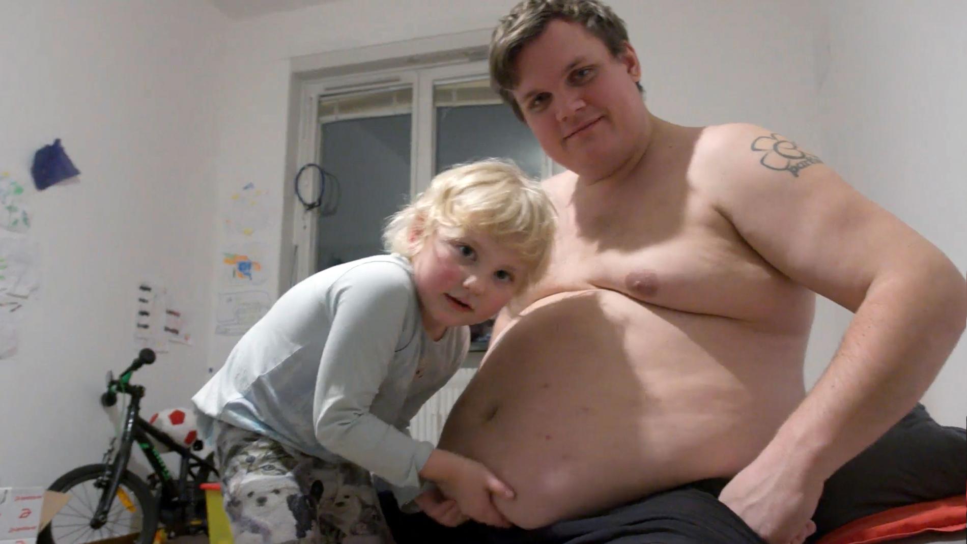 Komikern Fredrik Boltes med sin son Bosse innan gastric bypass-operationen han skildrar i "Min tjockumentär". Pressbild.