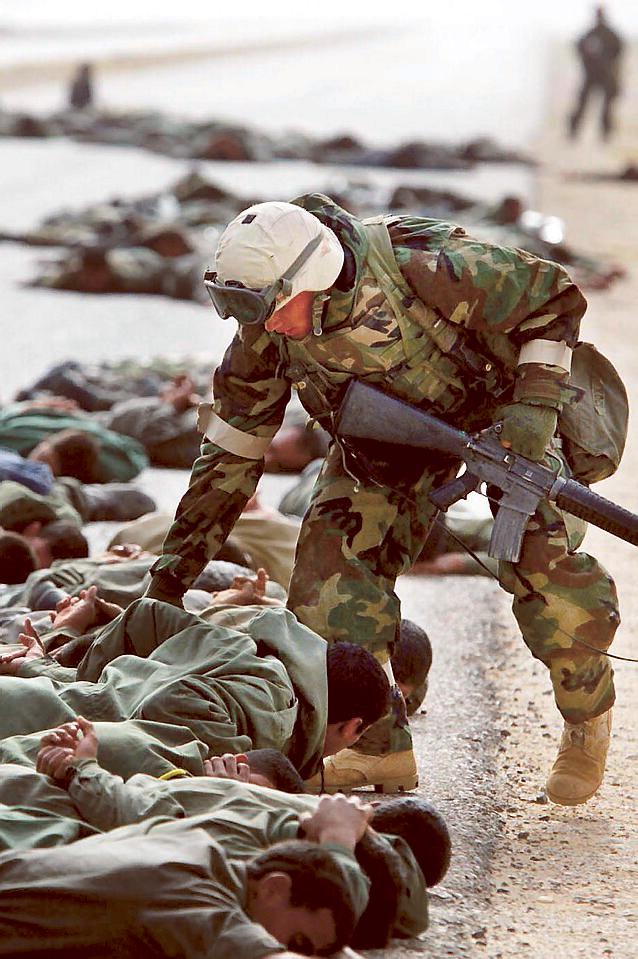 Amerikanska marinsoldater visiterar irakiska soldater i mars 2003.