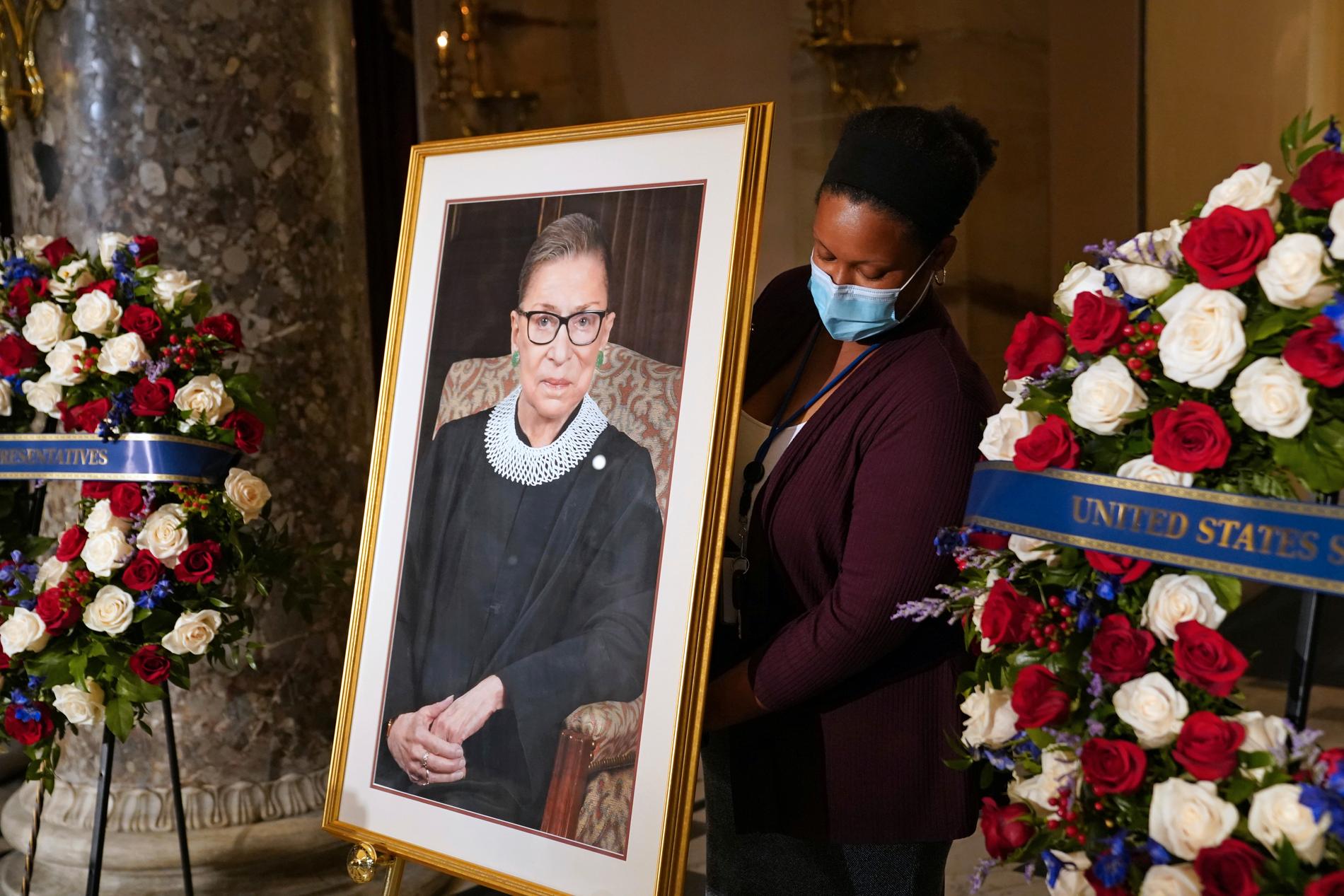 Den avlidne HD-domaren Ruth Bader Ginsburgs minne hedras i kongressbyggnaden Capitolium i Washington DC.