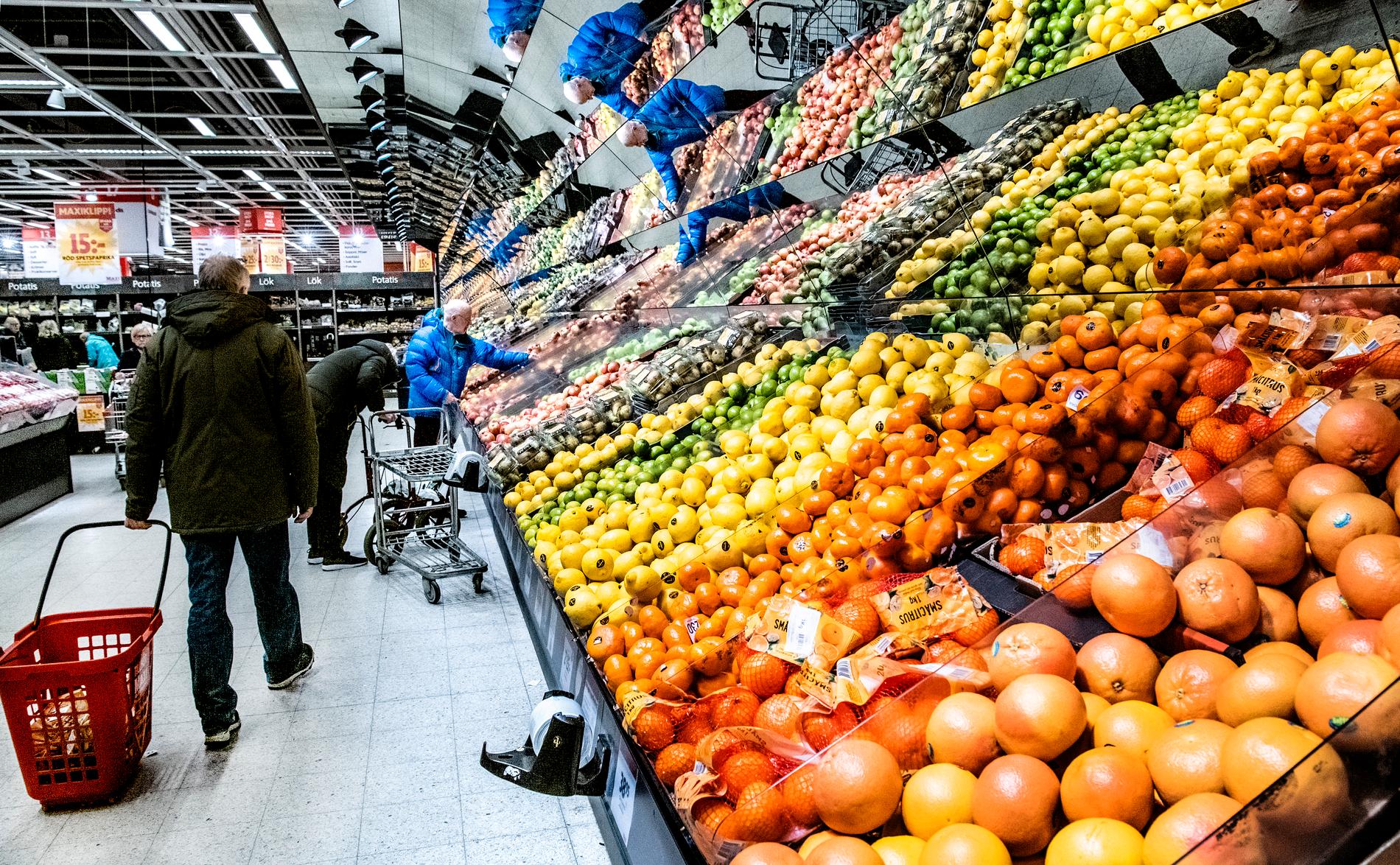 Priserna har skjutit i höjden på matvaror, särskilt frukt och grönt. Priset för tomater har ökat med 29 procent sedan förra året och apelsiner är 24 procent dyrare. Arkivbild.