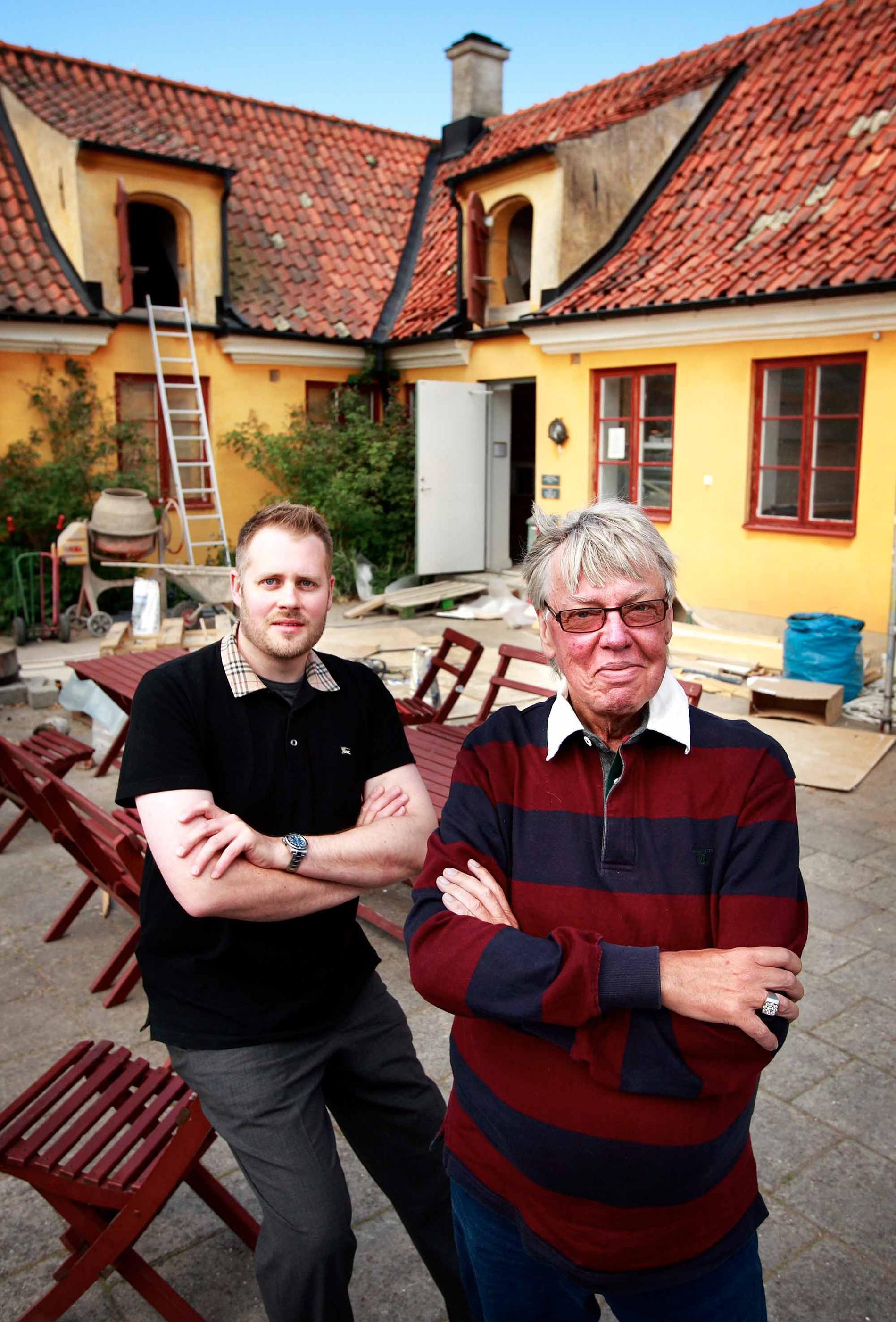 Lasse Flinckman och Henrik Strömberg framför kaféet, som Henrik nu driver vidare på egen hand.