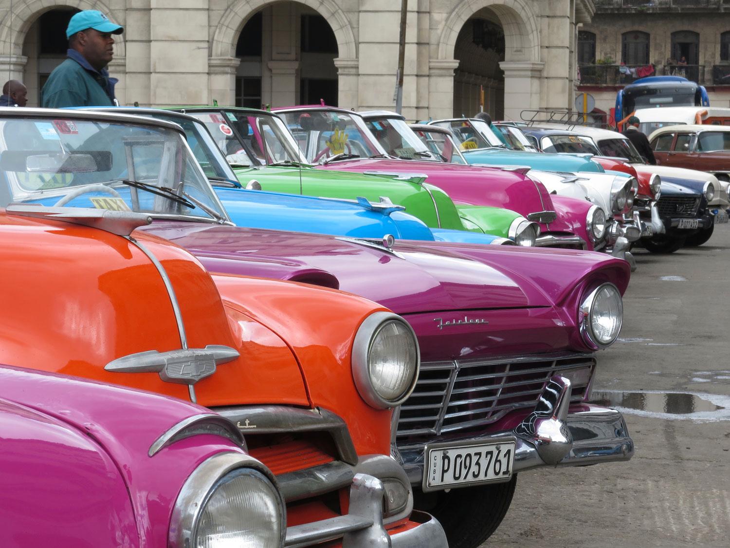 Taxi-cabbar på rad vid Parque Central i Havanna. En timmes rundtur i stan kostar 30 Cuc, alltså turistvalutan "Convertibla pesos", ungefär 250 kronor.