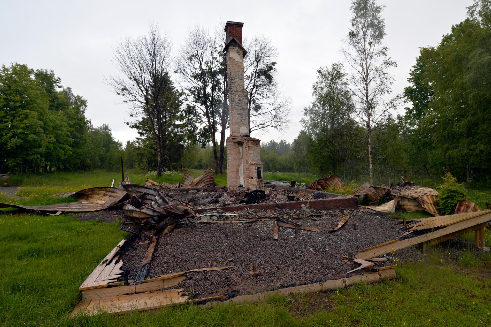 Den utbyggda sommarstugan låg ensligt belägen längst ut på en skogsväg i Hökensås i Tidaholms kommun.
Fastigheten ligger vackert vid en äng som i dag står i full försommarblom.
Men idyllen bryts av en skorstensmur och svartbrända bråten, kastruller, en sönderbränd grill och en rostig diskbänk. Här dog ett par i 70-årsåldern.
Branden upptäcktes troligen först efter en dag - den 10 mars 2015 - av en man som tittade till sina ägor i närheten av sommarstugan.