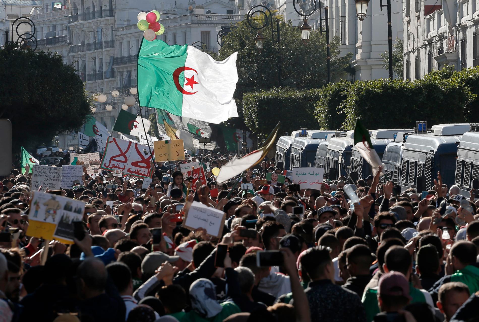 Demonstrationer fyllde gatorna i Alger.