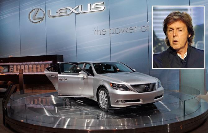 Beatles-stjärnan Paul McCartney kör hybridbilen Lexus LS600h.