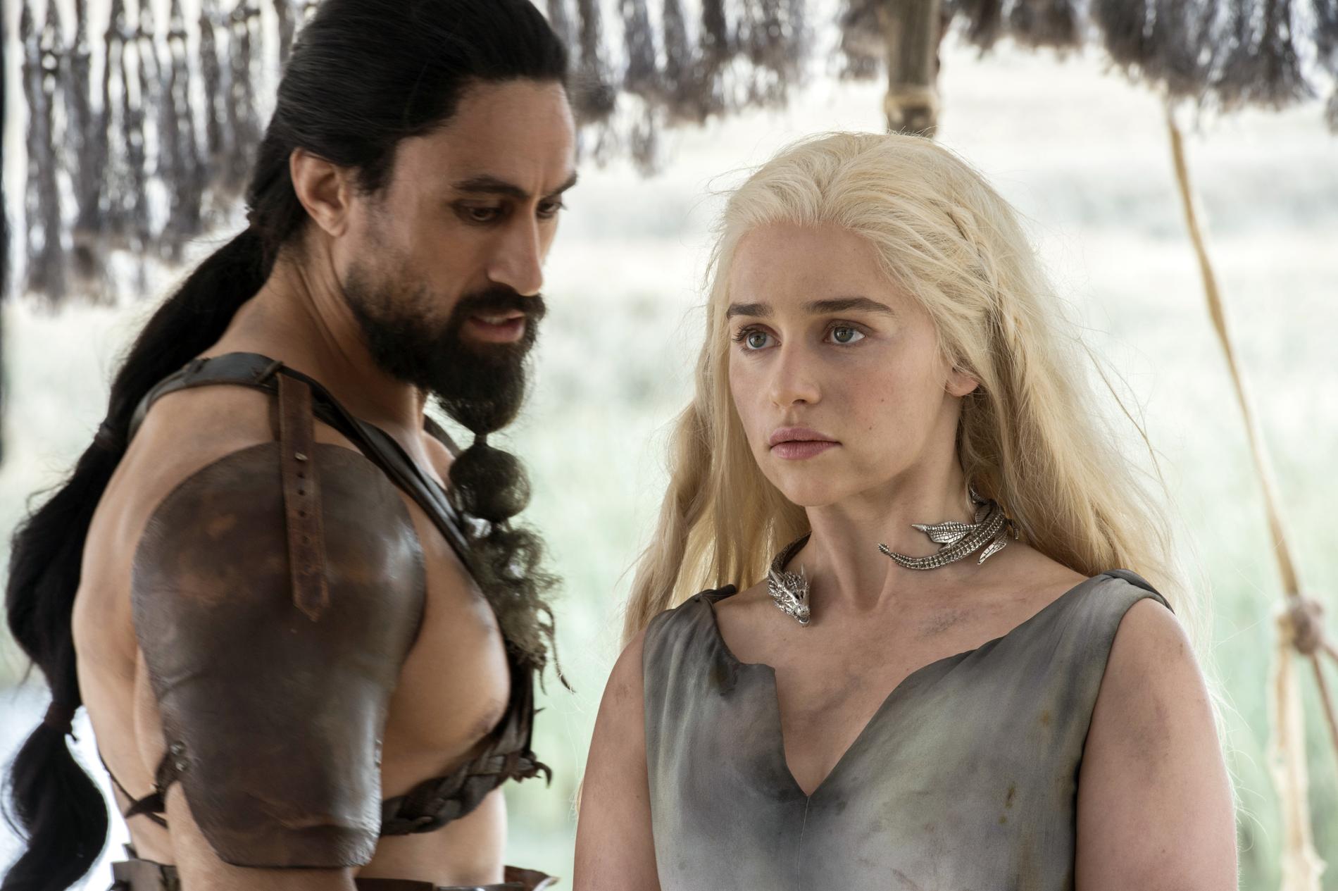 Joe Naufahu och Emilia Clarke i ”Game of Thrones”.
