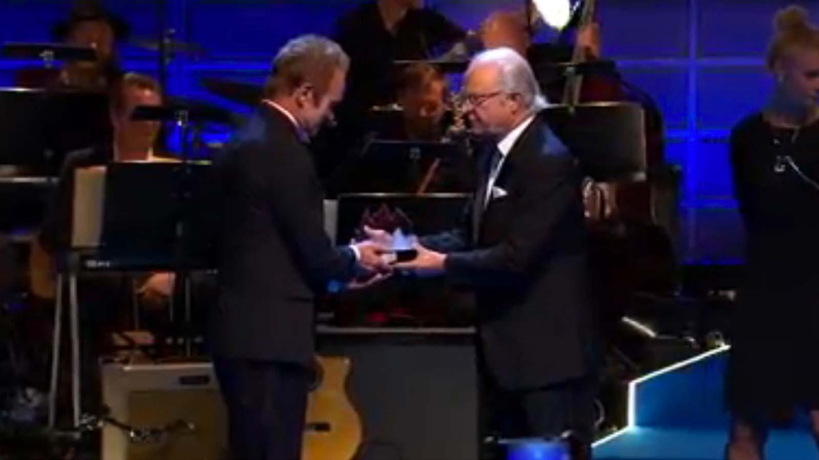 Sting tar emot polarpriset av kung Carl Gustaf.