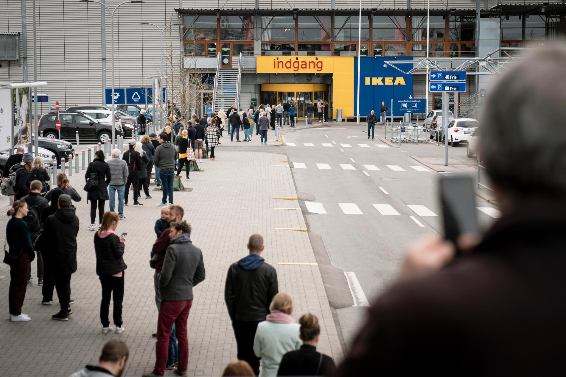 Danskar köar utanför återöppnade IKEA i Gentofte på måndagen.