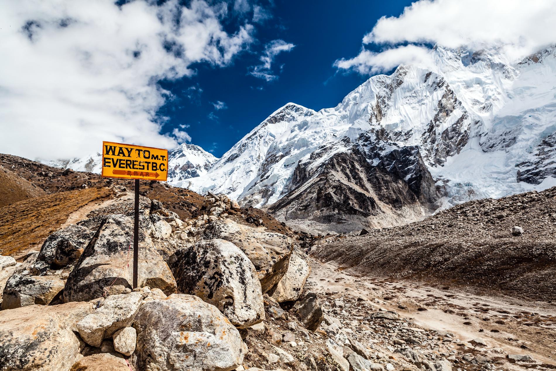 Mount Everest är populär bland äventyrare. 