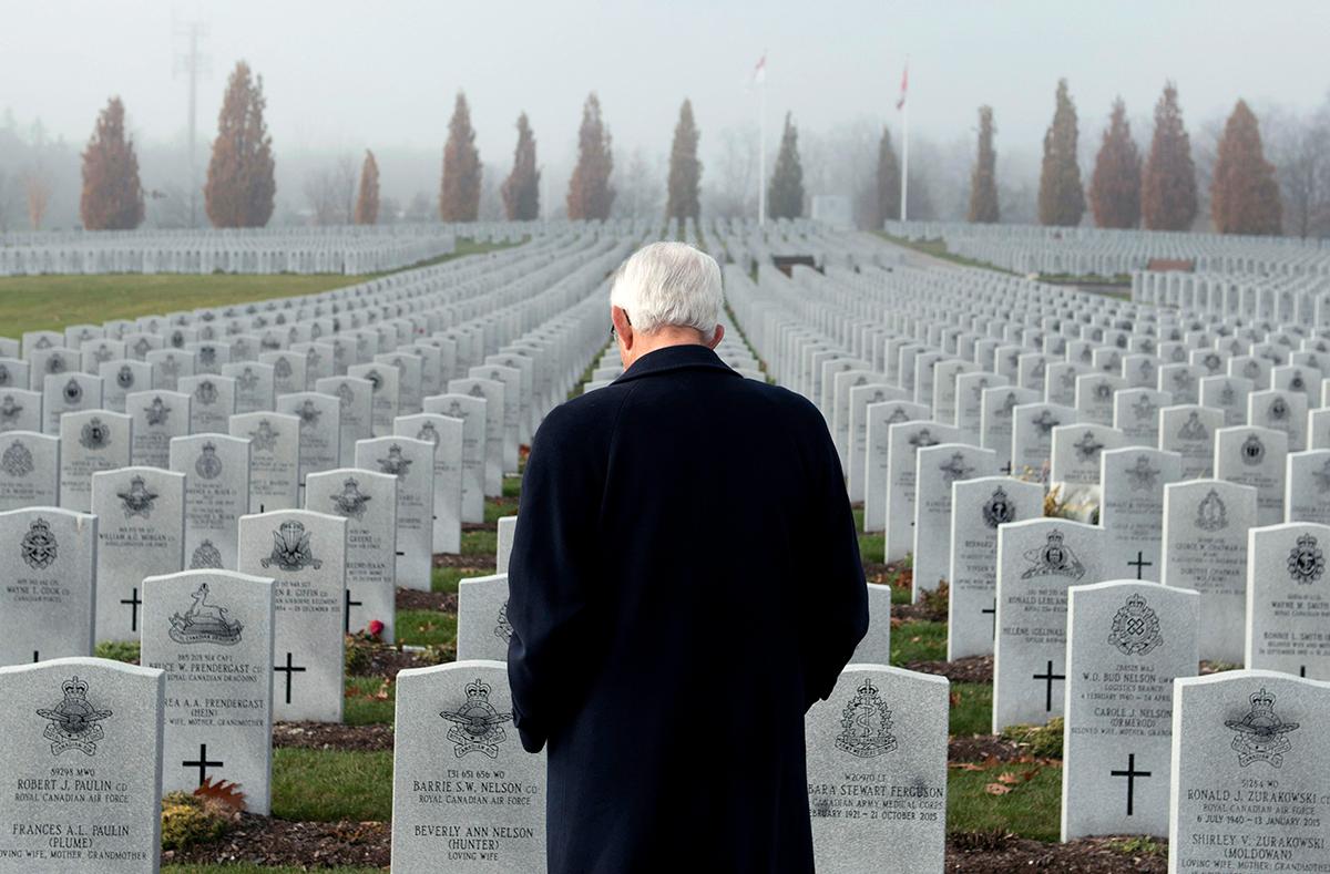 Ottawa, Kanada: Pensionerade Lt. Gen. Richard Evraire går bland gravstenarna på Kanadas nationella kyrkogård för militärer. I morgon infaller "Remembrance day", då krigens offer hedras.