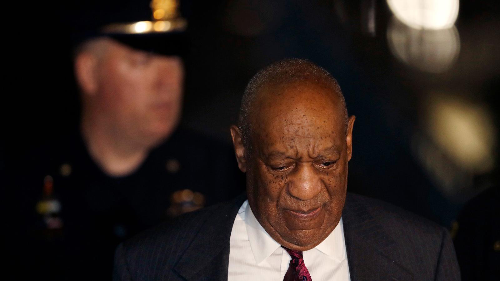 Bill Cosby lämnar onsdagens rättegångsförhandlingar.