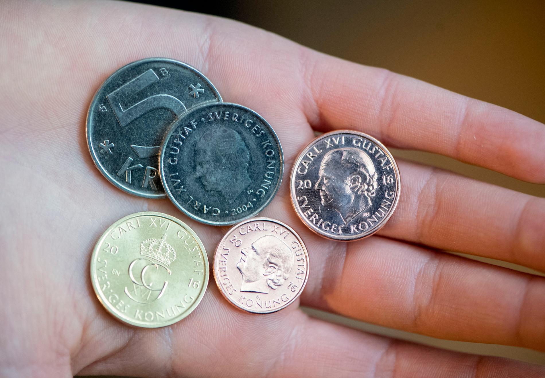 Nya och gamla mynt. De nya fem-, två- och enkronorna är lättare och mindre än sina föregångare till vänster.
