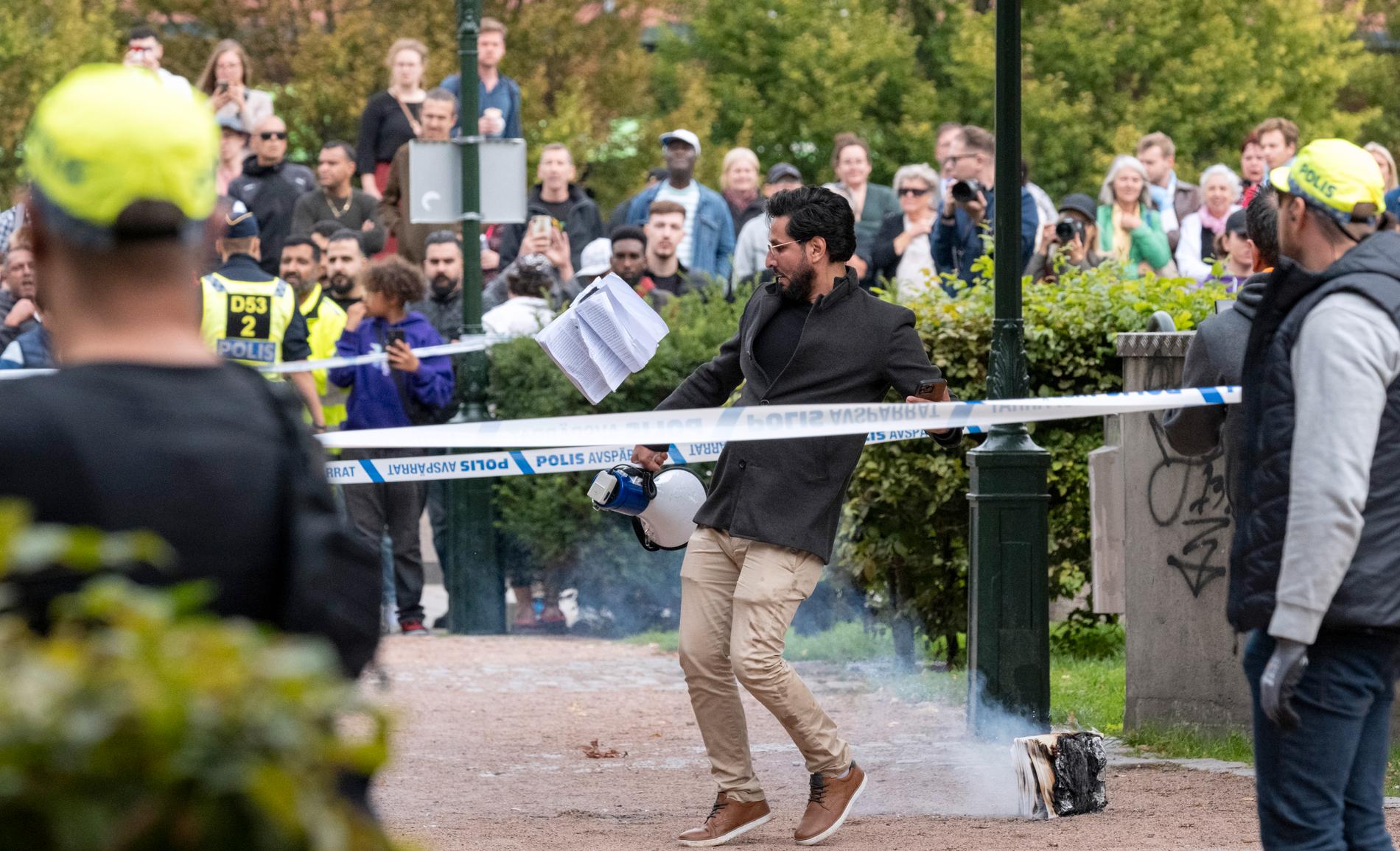Söndagens koranmanifestation i Malmö slutade med våldsamt upplopp och stenkastning. 