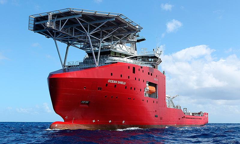 Ett australiskt fartyg med utrustningen som ska lokalisera det försvunna planet.