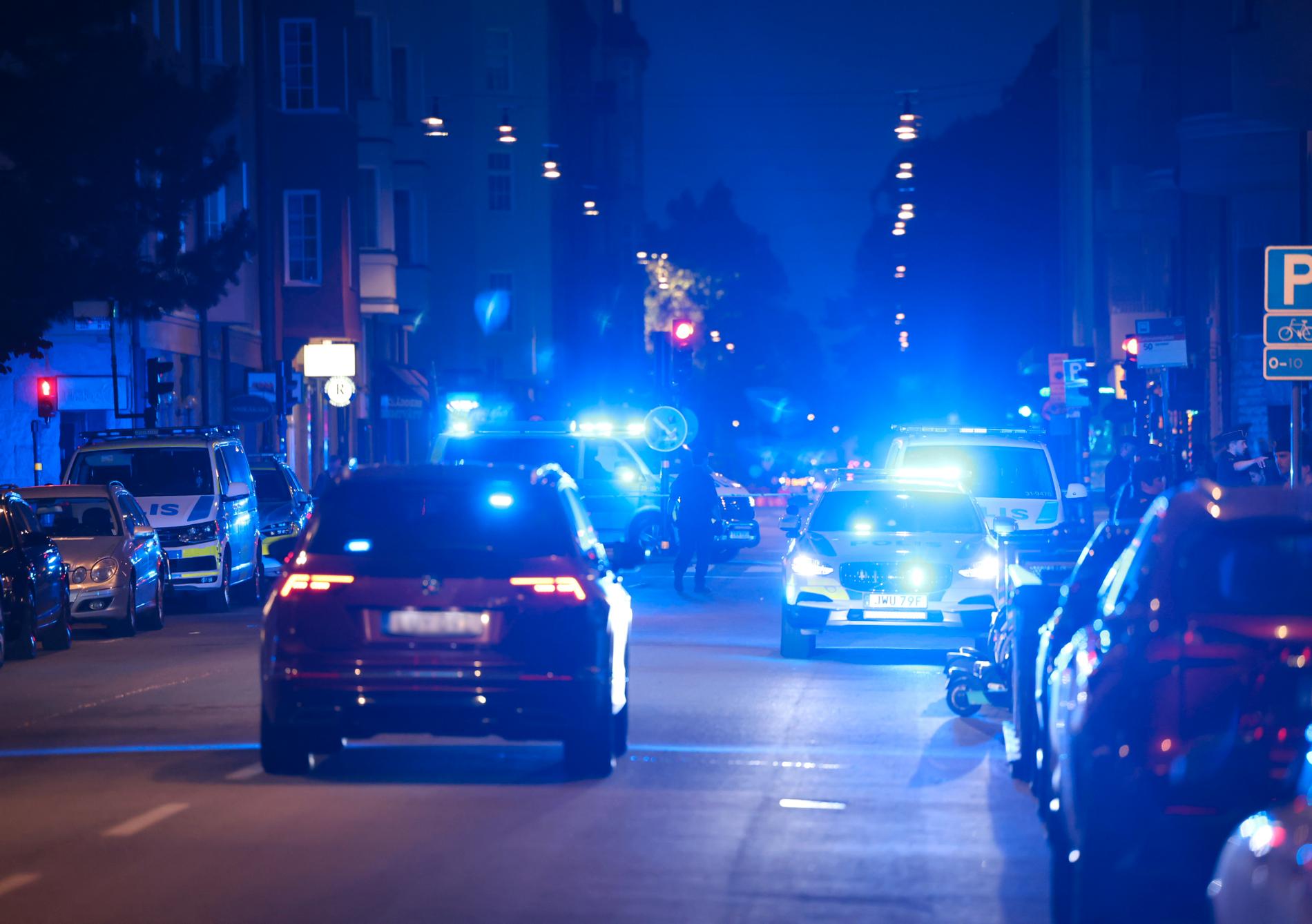 Polis på plats i centrala Stockholm. 