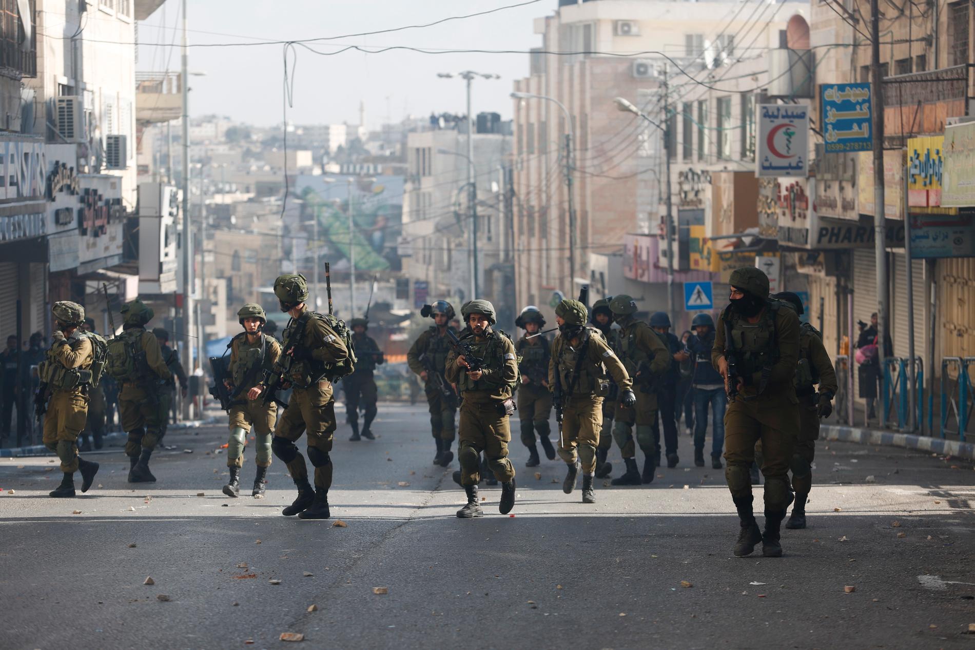 Israeliska soldater under oroligheter i staden Hebron på den ockuperade Västbanken i december när USA:s president Donald Trump beslutat erkänna Jerusalem som Israels huvudstad.