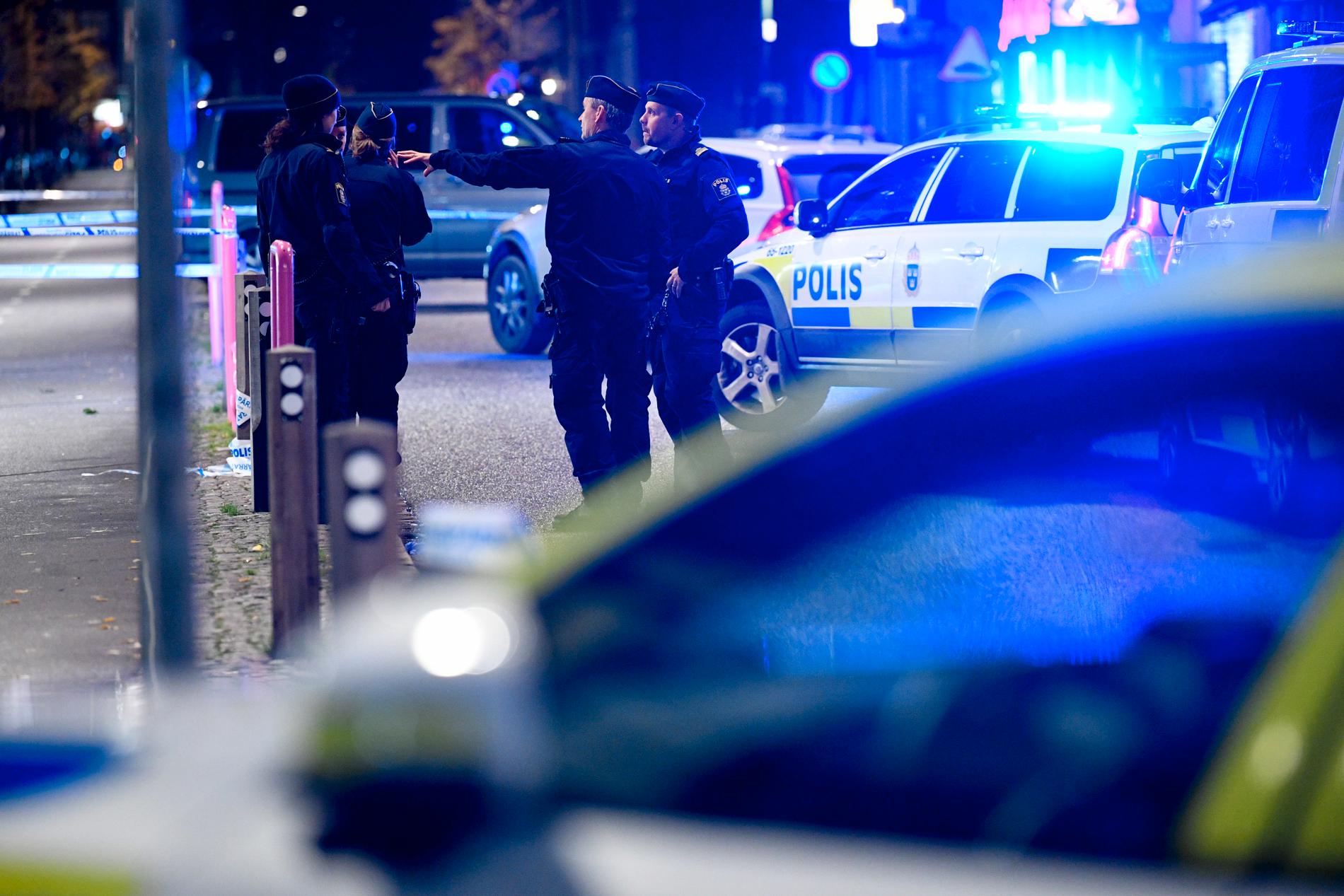 Flera platser har spärrats av i Malmö efter att två personer har skottskadats.