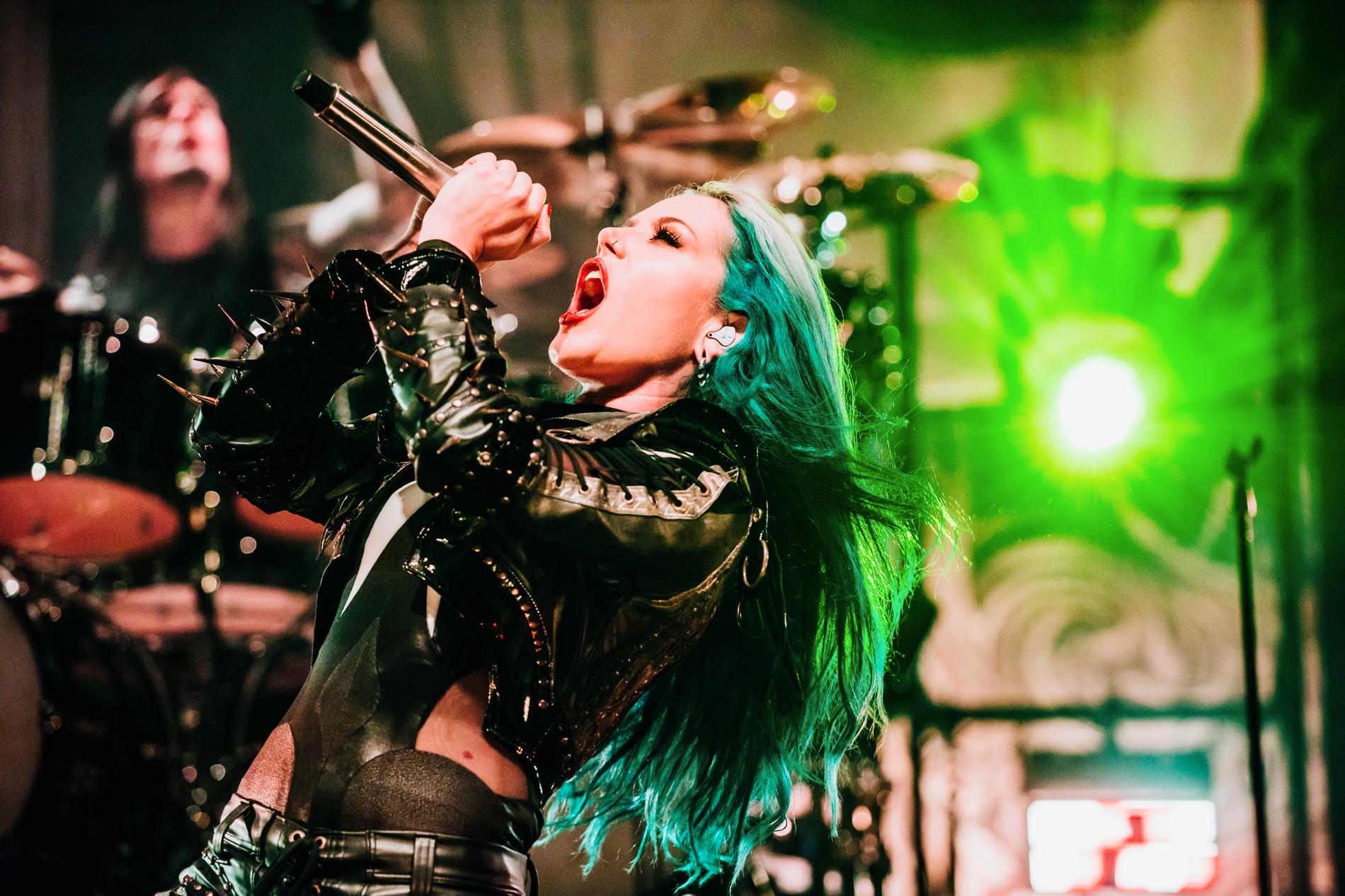 Arch Enemys kanadensiska sångerska Alissa White-Gluz tog väl hand om publiken i Partille Arena.