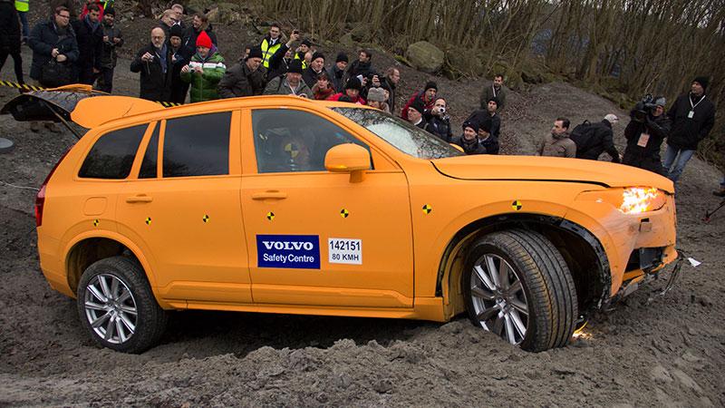 Här tog testet slut – i grusvallen. Ett lyckat test, enligt Volvo, som vill demonstrera deras unika metoder för att bli säkrast i världen.