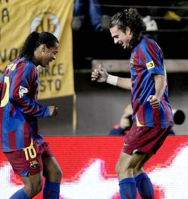 HITTAT SEGERTAKTERNA Ronaldinho och Tiago Motta dansar segerdans mot Villarreal.