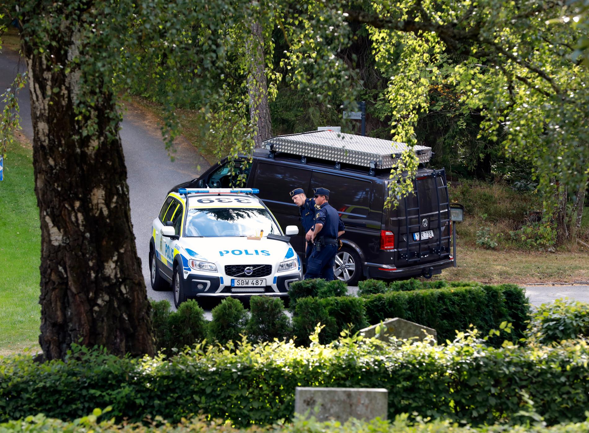 Två pojkar hölls fångna på en kyrkogård i Solna under natten mot söndagen.