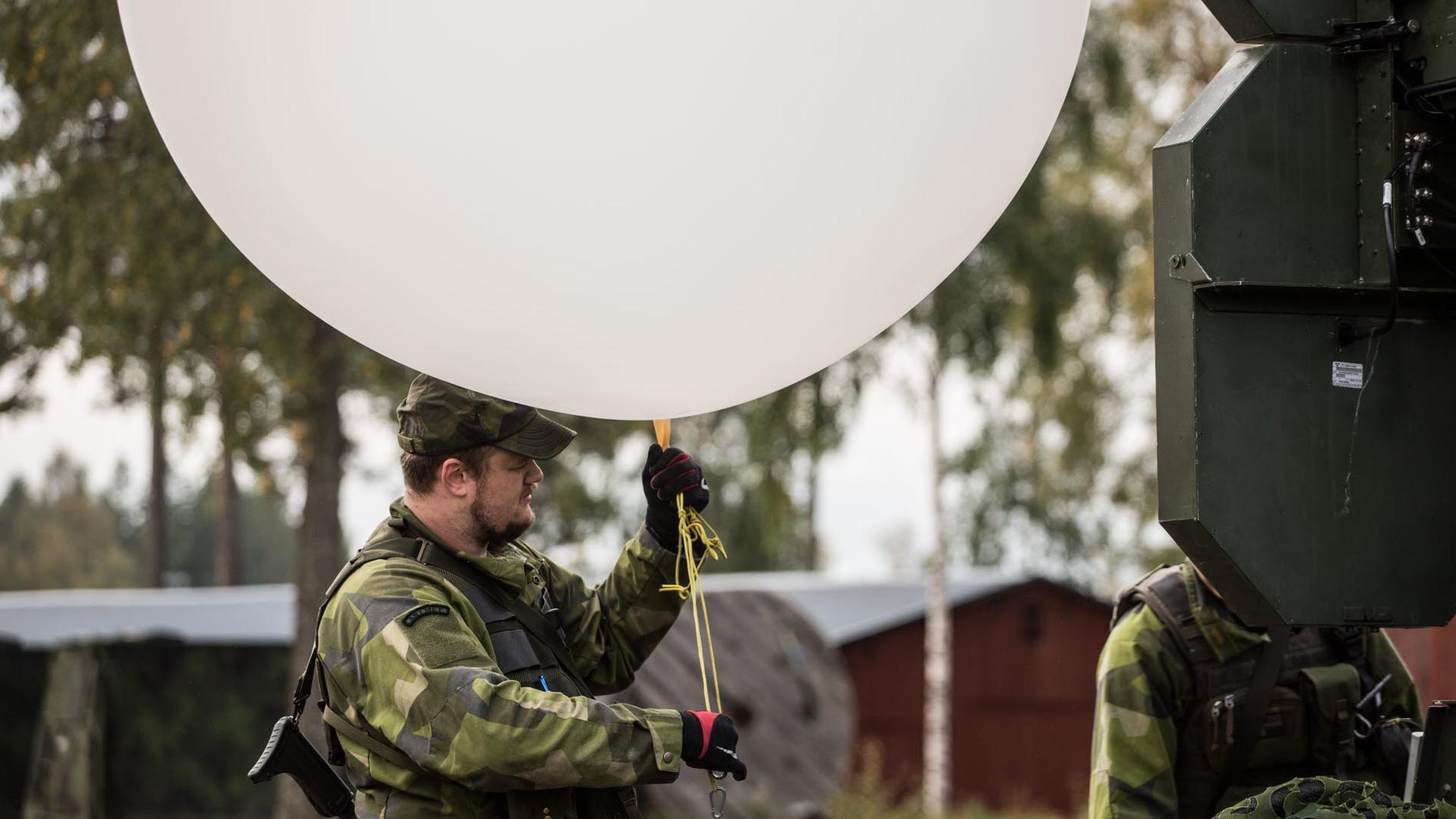 Ballonger används av Försvarsmakten före artilleribeskjutning för att mäta temperatur, luftfuktighet och vindriktning. Arkivbild.