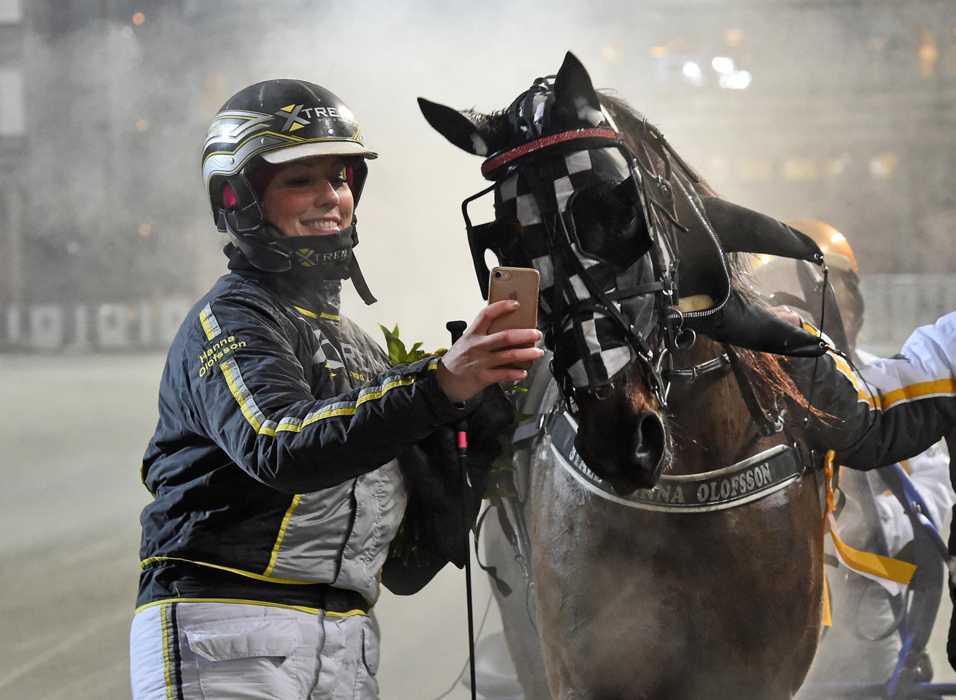 Hanna Olofsson tar en selfie med Roger America i vinnarcirkeln. I dag får en annan av Olofssons hästar, Ava, fullt förtroende och lämnas ensam på systemet i GS75-avslutningen.