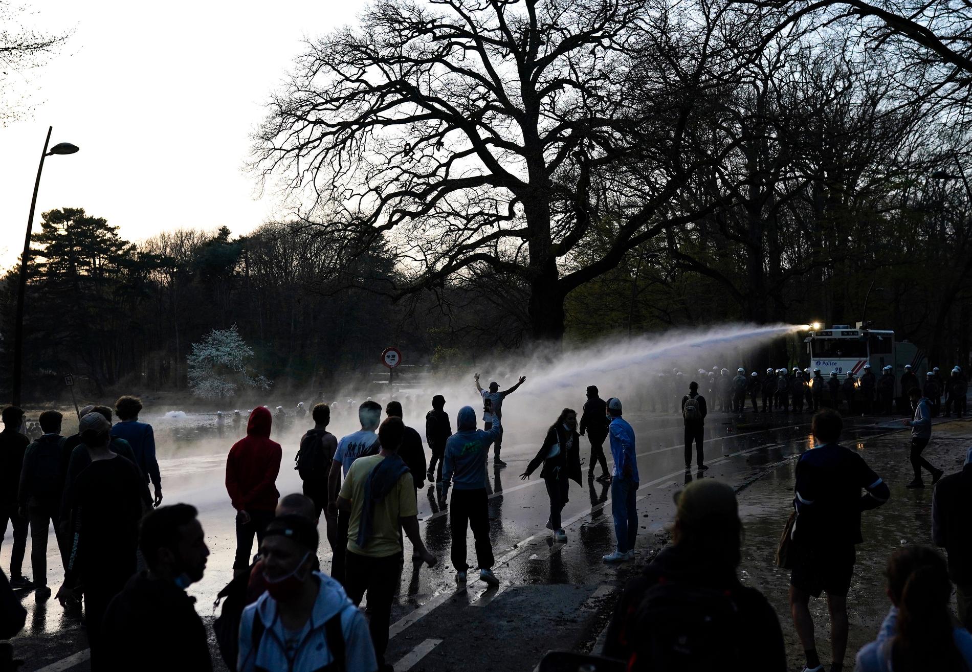 Polisen i Bryssel använder vattenkanoner mot människor som samlats i Bryssels största park – trots förbud mot stora folksamlingar. Ursprungligen hade ett aprilskämt om en festivalkväll lockat dit dem.
