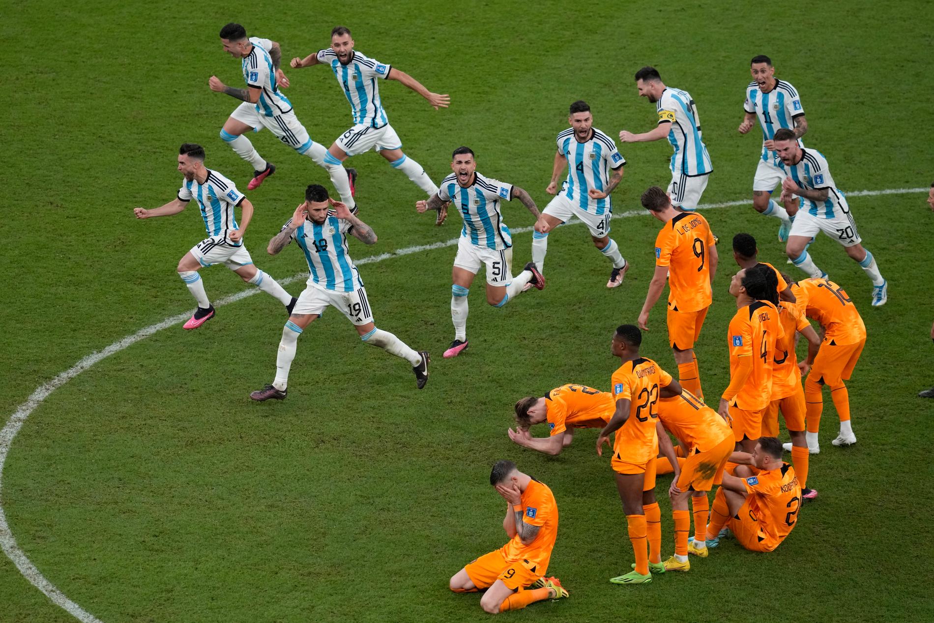 Argentinas spelare jublar framför besvikena nederländare. 