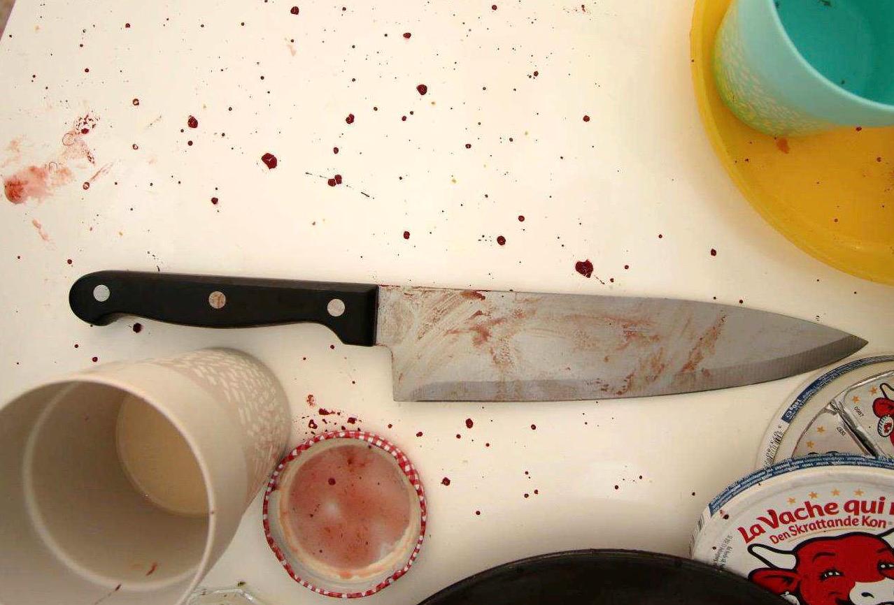 Kniven som användes hittades på köksbordet.