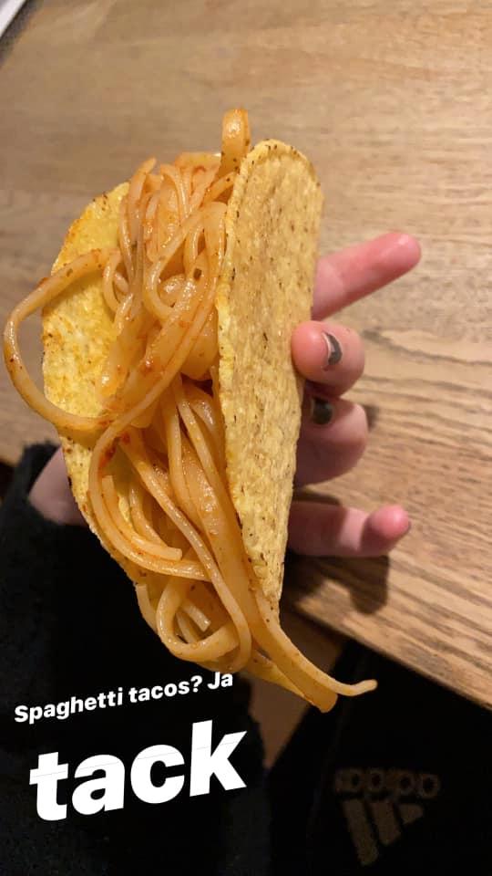En person skriver att hon har spagetti i sin tacos. 