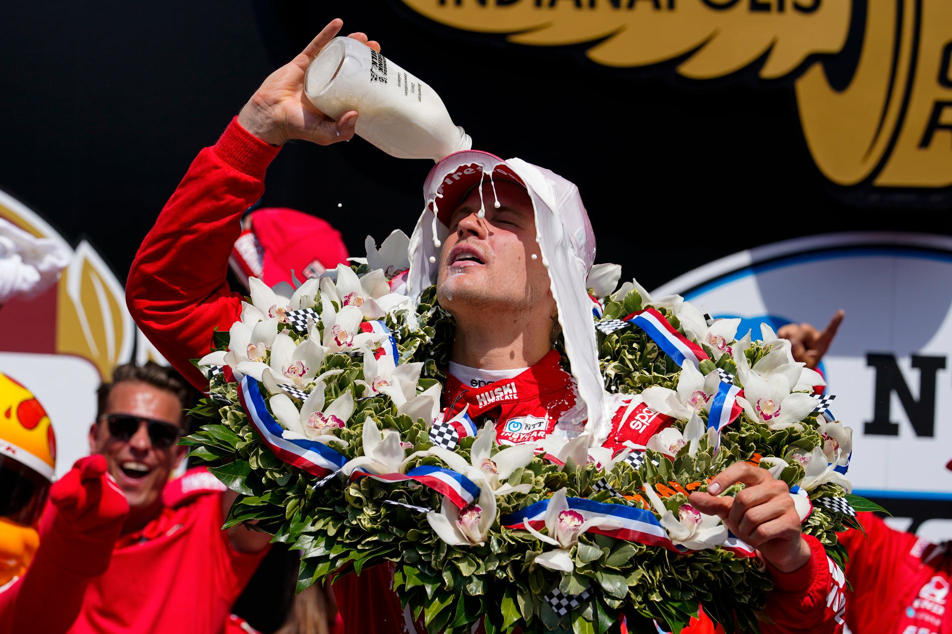 Marcus Ericsson häller den traditionsenliga segermjölken över sig.