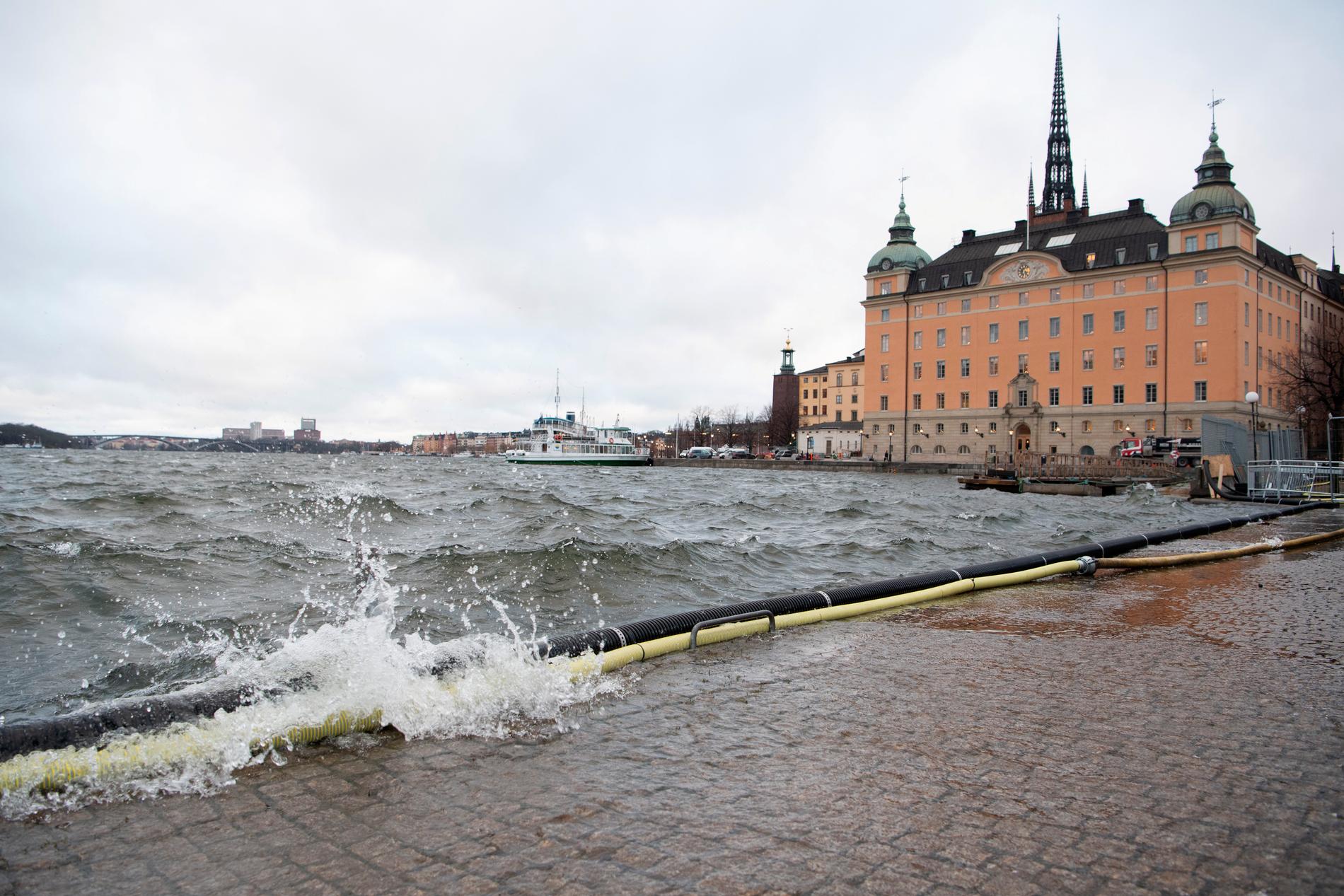 Mälaren kan bara rinna ut via Stockholm och Södertälje, och nu är slussarna fullt öppna. Ändå är vattnet väldigt högt, vilket gör att det finns risk för översvämning runt hela sjön. Arkivbild.