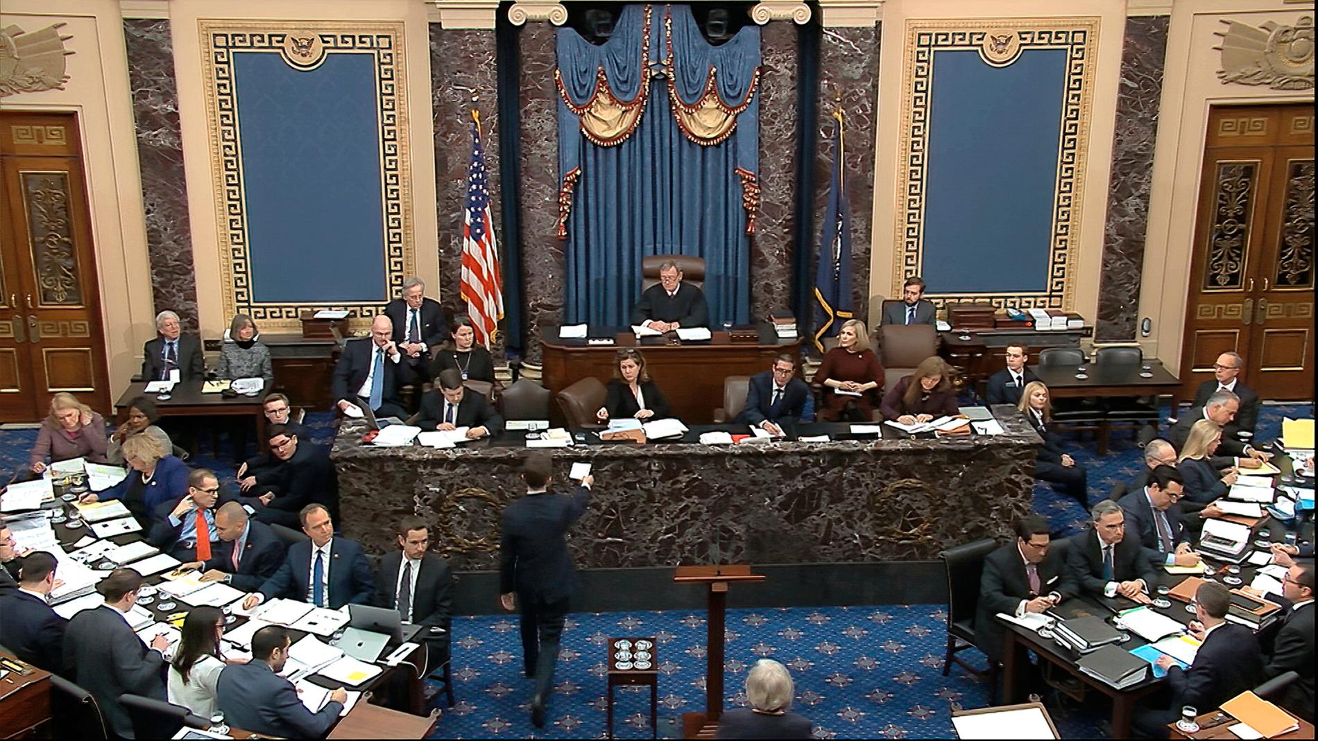 På fredagen väntas den amerikanska senaten rösta i frågan om vittnen ska kallas in i riksrättsprocessen mot president Donald Trump.